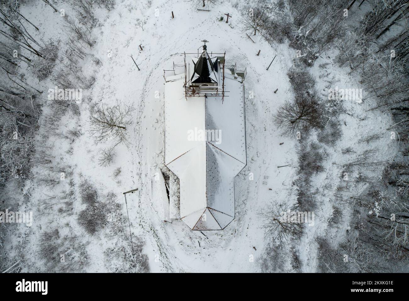 Luftaufnahme zeigt die Kapelle der Heiligen Dreifaltigkeit in Slatina Pokupska, die bei einem Erdbeben zerstört wurde, in Slatina Pokupska, Kroatien, am 12. Januar 2021. Foto: Igor Kralj/PIXSELL Stockfoto