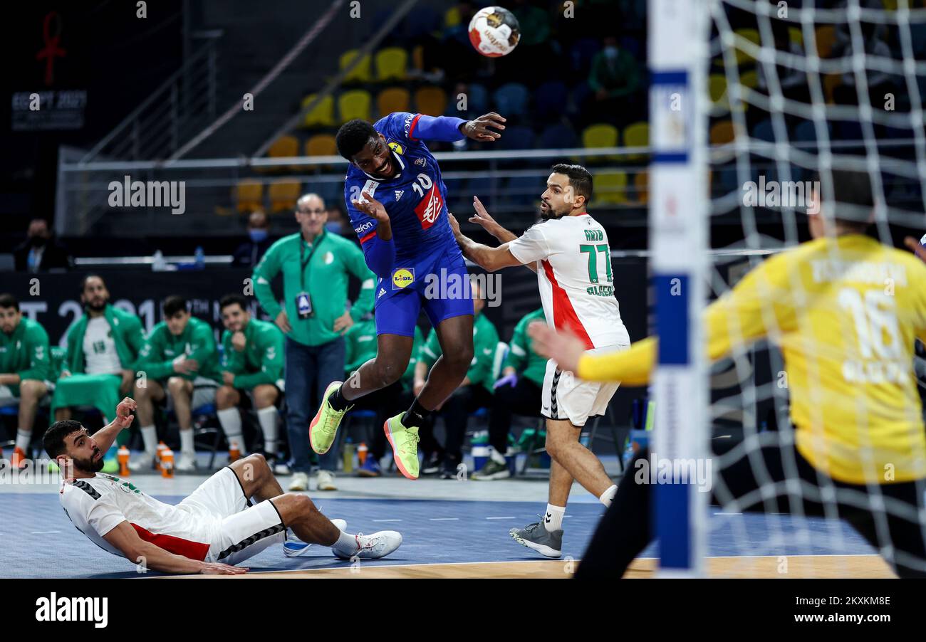 KAIRO, ÄGYPTEN - JANUAR 20: Dika Mem von Frankreich und Reda Arib von Algerien während des 27.. IHF-Weltmeisterschafts-Spiels der Gruppe III zwischen Frankreich und Algerien im Dr. Hassan Moustafa Hallensportkomplex, 6.. Oktober am 20. Januar 2021 in Kairo, Ägypten. Foto: Slavko Midzor/PIXSELL Stockfoto