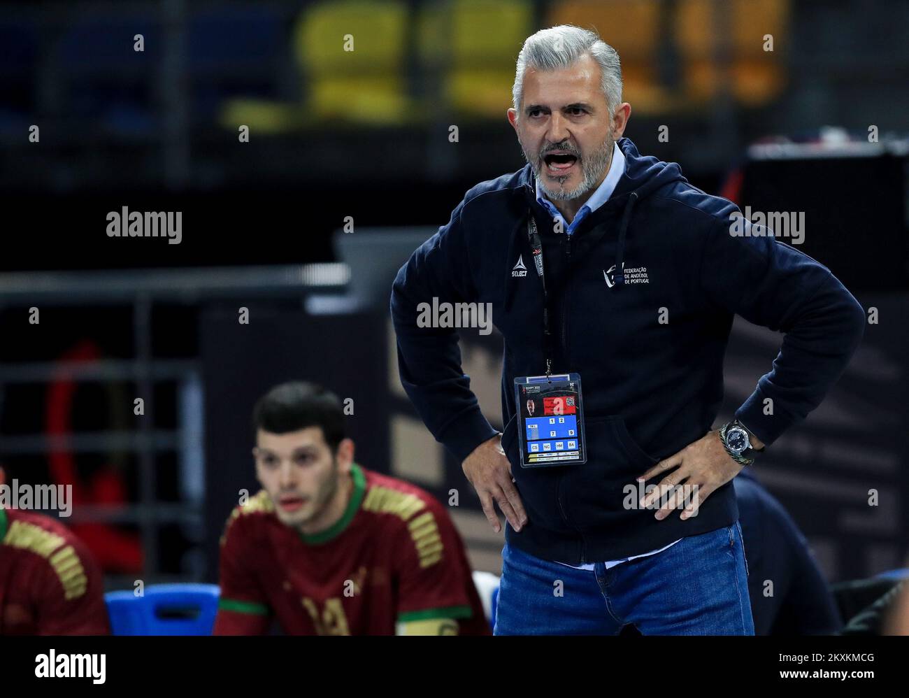 KAIRO, ÄGYPTEN - 20. JANUAR: Cheftrainer von Portugal Paulo Pereirawährend des 27.. IHF Männer-Weltmeisterschafts-Gruppenspiels zwischen Portugal und Norwegen im Dr. Hassan Moustafa Hallensportkomplex, 6.. Oktober am 20. Januar 2021 in Kairo, Ägypten. Foto: Slavko Midzor/PIXSELL Stockfoto