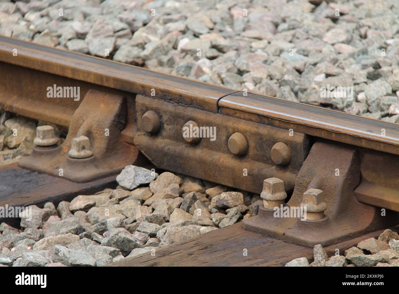 Ein Fishplate Connector auf einer traditionellen Eisenbahnstrecke. Stockfoto