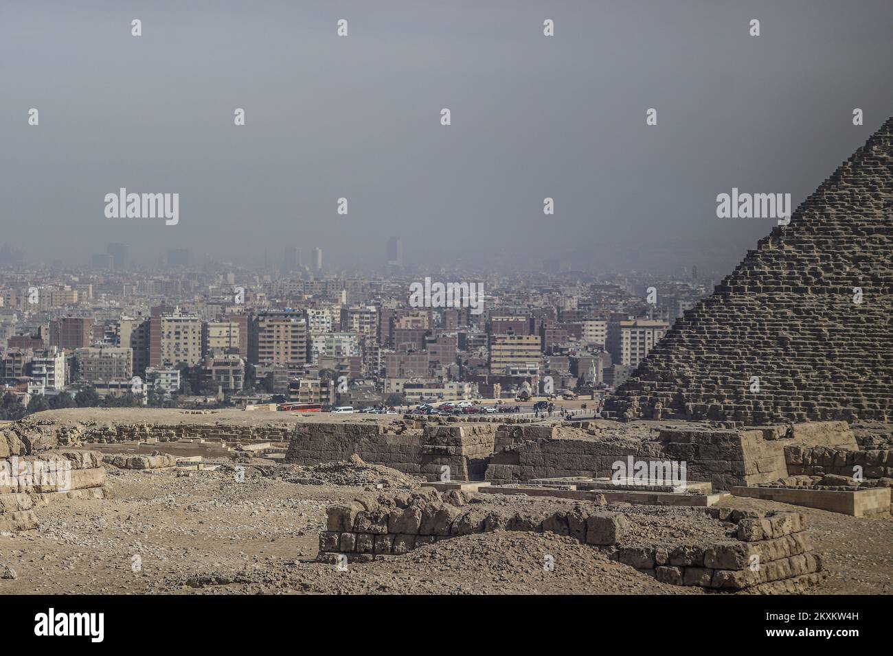 Die große Pyramide von Gizeh ist die älteste und größte der drei Pyramiden in der Pyramide von Gizeh, die am 26. Januar 2021 an das heutige Gizeh im Großraum Kairo, Ägypten grenzt. Foto: Slavko Midzor/PIXSELL Stockfoto