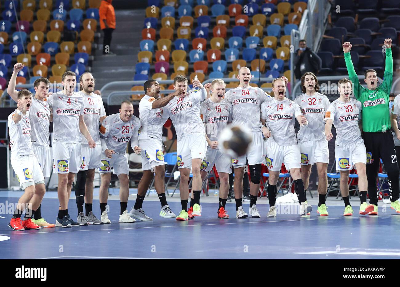 KAIRO, ÄGYPTEN - JANUAR 27: Dänische Spieler feiern den Sieg nach dem 27.. Finale der IHF-Weltmeisterschaft zwischen Dänemark und Ägypten in der Kairo Stadion Sports Hall in Kairo, Ägypten am 27. Januar 2021. Foto: Slavko Midzor/PIXSELL Stockfoto