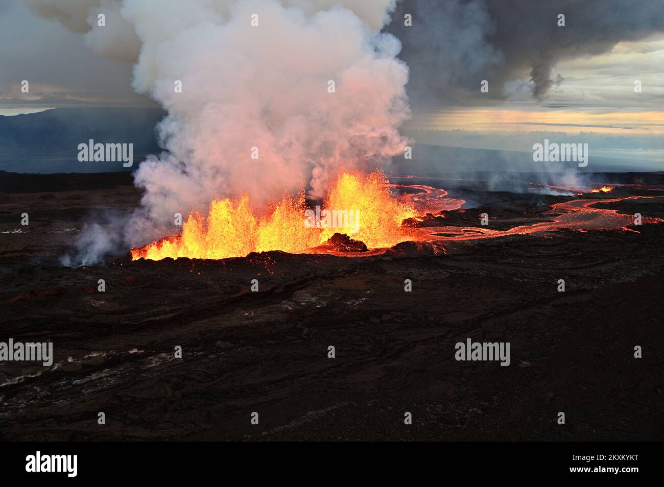 Mauna Loa, Hawaii, USA. 29.. November 2022. Dominante Spalte 3 bricht in der nordöstlichen Rift Zone von Mauna Loa aus, aufgenommen um ca. 8 Uhr HST 29. November 2022. Fissure 3 Brunnen waren heute Morgen bis zu 25 m (82 Fuß) hoch und der Lüftungsschacht speiste den wichtigsten Lavafluss in den Nordosten. Kredit: USGS/ZUMA Press Wire Service/ZUMAPRESS.com/Alamy Live News Stockfoto