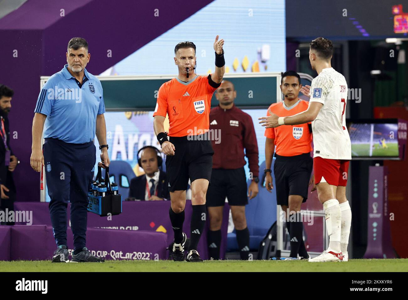 Doha, Katar. 30.. November 2022. DOHA - Schiedsrichter Danny Makkelie verhängt Argentinien beim FIFA-Weltmeisterschaftsspiel Katar 2022 Gruppe C zwischen Polen und Argentinien im 974 Stadium am 30. November 2022 in Doha, Katar. AP | niederländische Höhe | MAURICE OF STONE Credit: ANP/Alamy Live News Stockfoto