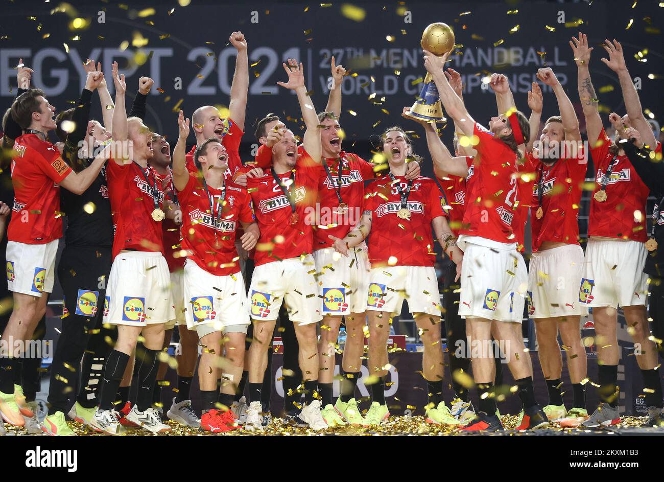 Auszeichnung der Trophäe an die dänische Handballmannschaft bei der IHF