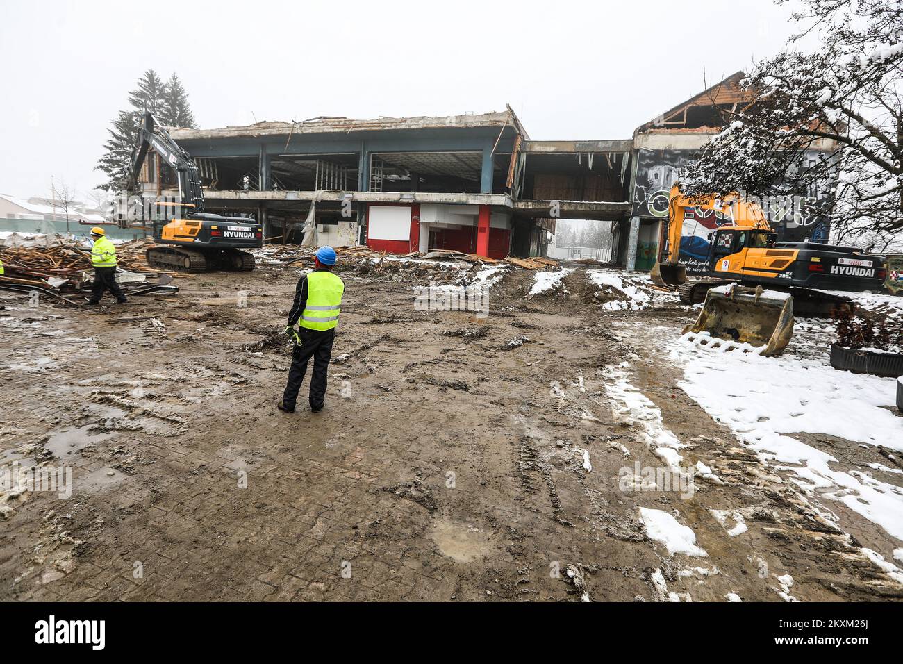 Aufgrund der Schäden nach dem Erdbeben im Bezirk Sisak-Moslavina vor einem Monat begannen die Arbeiter am 02,2021. Februar mit dem Abriss des alten Kaufhauses Petrinjka in Petrinja. Foto: Robert Anic/PIXSELL Stockfoto