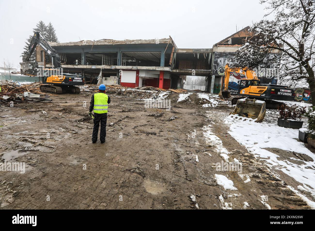 Aufgrund der Schäden nach dem Erdbeben im Bezirk Sisak-Moslavina vor einem Monat begannen die Arbeiter am 02,2021. Februar mit dem Abriss des alten Kaufhauses Petrinjka in Petrinja. Foto: Robert Anic/PIXSELL Stockfoto