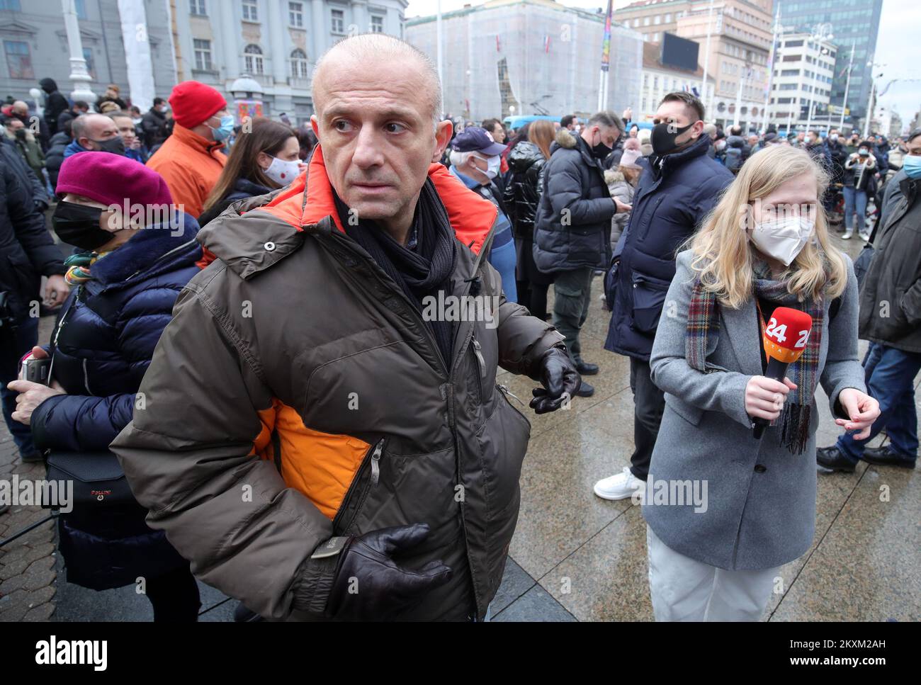 Sportveranstalter Andrija Klaric während des Protests am Ban Josip Jelacic Square gegen unzureichende staatliche Unterstützung für Unternehmen, die von den Beschränkungen zur Bekämpfung der Ausbreitung von COVID-19 betroffen sind, am 03. Februar 2021 in Zagreb, Kroatien. Andrija Klaric eröffnete seine Turnhalle am montagmorgen und verstieß damit gegen das derzeitige Arbeitsverbot von Fitnessstudios und Sportzentren, das vom Hauptquartier des Katastrophenschutzes festgelegt wurde, und wurde dem Sorgerechtsleiter übergeben, der den Verdacht hatte, die Straftat der Verbreitung und Übertragung einer ansteckenden Krankheit begangen zu haben. Gestern wurde er aus dem Gewahrsam entlassen. Ein protes Stockfoto
