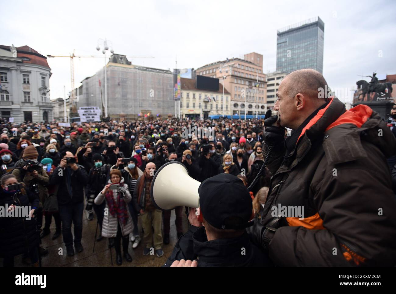 Sportveranstalter Andrija Klaric sprach zu Demonstranten während des Protests am Ban Josip Jelacic Square gegen unzureichende staatliche Unterstützung für Unternehmen, die von den Beschränkungen zur Bekämpfung der Ausbreitung von COVID-19 betroffen sind, am 03. Februar 2021 in Zagreb (Kroatien). Andrija Klaric eröffnete seine Turnhalle am montagmorgen und verstieß damit gegen das derzeitige Arbeitsverbot von Fitnessstudios und Sportzentren, das vom Hauptquartier des Katastrophenschutzes festgelegt wurde, und wurde dem Sorgerechtsleiter übergeben, der den Verdacht hatte, die Straftat der Verbreitung und Übertragung einer ansteckenden Krankheit begangen zu haben. Gestern wurde er freigelassen Stockfoto
