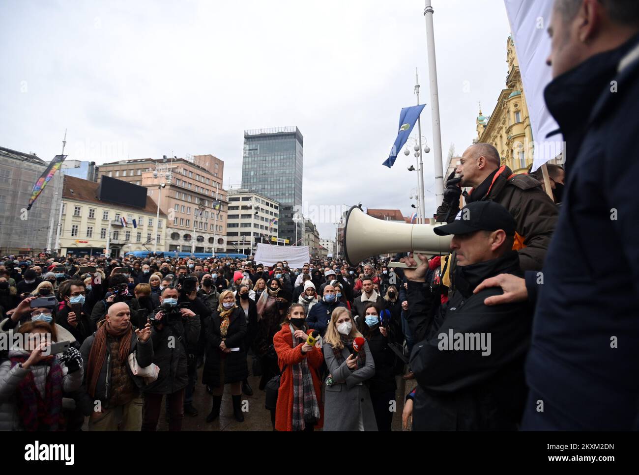 Sportveranstalter Andrija Klaric sprach zu Demonstranten während des Protests am Ban Josip Jelacic Square gegen unzureichende staatliche Unterstützung für Unternehmen, die von den Beschränkungen zur Bekämpfung der Ausbreitung von COVID-19 betroffen sind, am 03. Februar 2021 in Zagreb (Kroatien). Andrija Klaric eröffnete seine Turnhalle am montagmorgen und verstieß damit gegen das derzeitige Arbeitsverbot von Fitnessstudios und Sportzentren, das vom Hauptquartier des Katastrophenschutzes festgelegt wurde, und wurde dem Sorgerechtsleiter übergeben, der den Verdacht hatte, die Straftat der Verbreitung und Übertragung einer ansteckenden Krankheit begangen zu haben. Gestern wurde er freigelassen Stockfoto