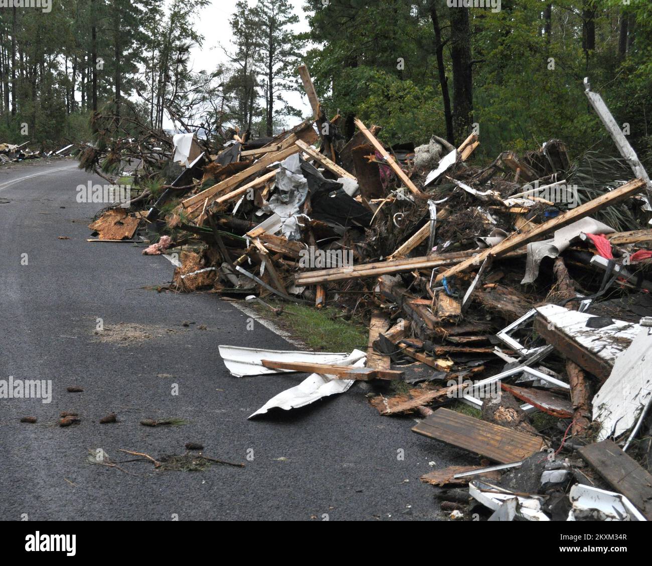 Die Straße ist aufgrund von Trümmern kaum fahrbar. North Carolina Hurrikan Irene. Fotos zu Katastrophen- und Notfallmanagementprogrammen, Aktivitäten und Beamten Stockfoto