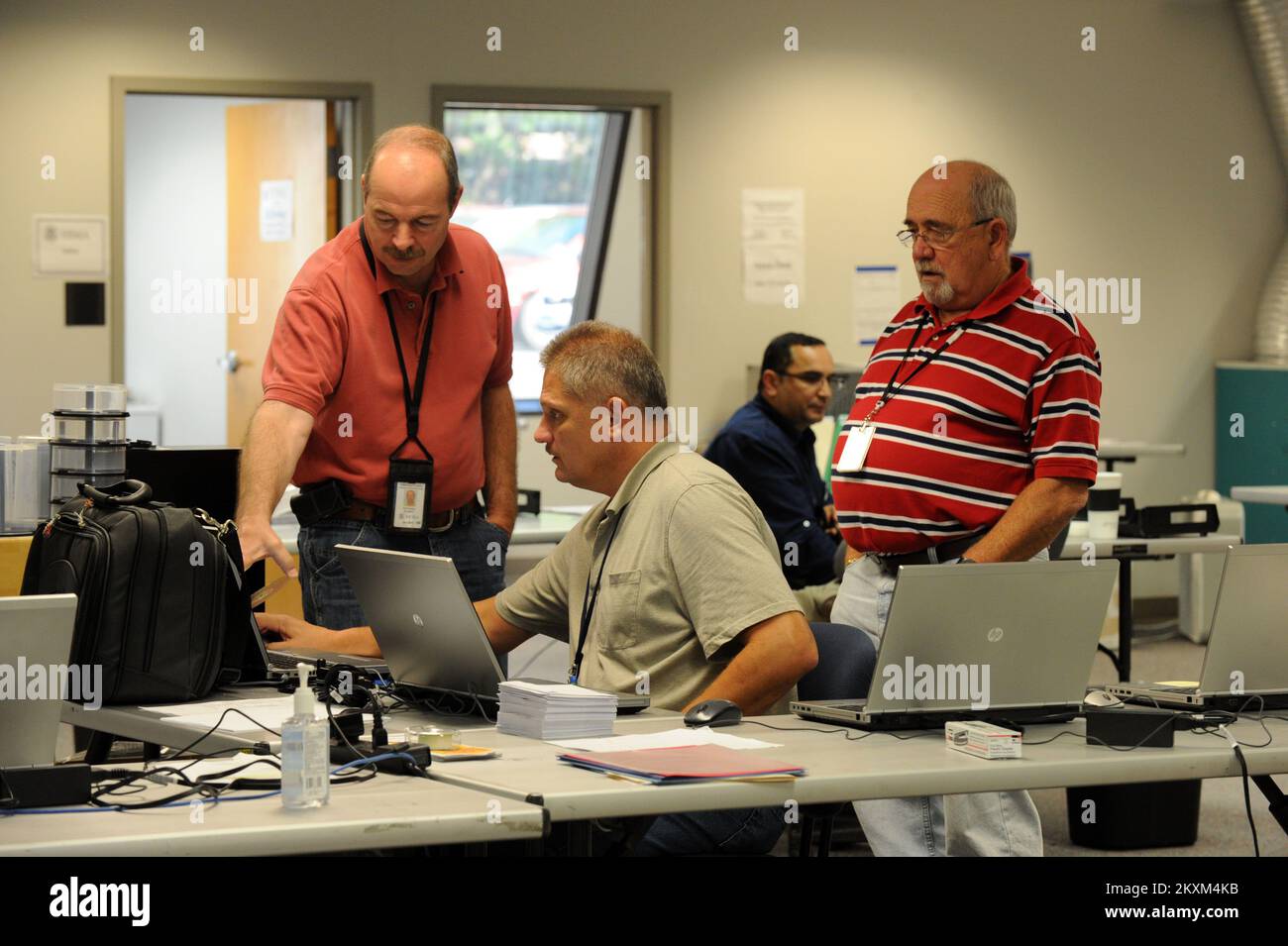 Hurrikan/Tropical Storm - Windsor, Verb , 27. September 2011 die IT- und Kommunikationsspezialisten der FEMA arbeiten in der lokalen Gemeinsamen Außenstelle, die eingerichtet wurde, um den Bund bei der Reaktion auf den Tropensturm Irene zu unterstützen. Windsor, CT, 27. September 2011-- FEMA IT and Communications Specilists arbeiten in der lokalen Joint Field Office, die eingerichtet wurde, um bei der Reaktion des Bundes auf den Tropensturm Irene zu helfen. Fotos zu Katastrophen- und Notfallmanagementprogrammen, Aktivitäten und Beamten Stockfoto