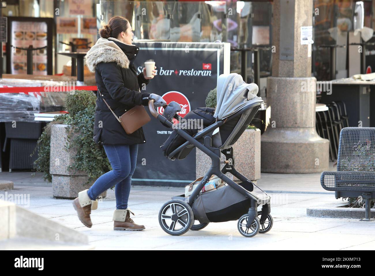 Eine Frau trinkt Kaffee, da die Beschränkungen aufgrund der Coronavirus-Krankheit (COVID-19) gelockert werden, sodass Menschen in Fitnessstudios trainieren, Sprachschulen eröffnen, Wettgeschäfte eröffnen und Kaffee zum Mitnehmen nehmen nehmen können, in Zagreb, Kroatien, am 15. Februar 2021. Foto: Patrik Macek/PIXSELL Stockfoto