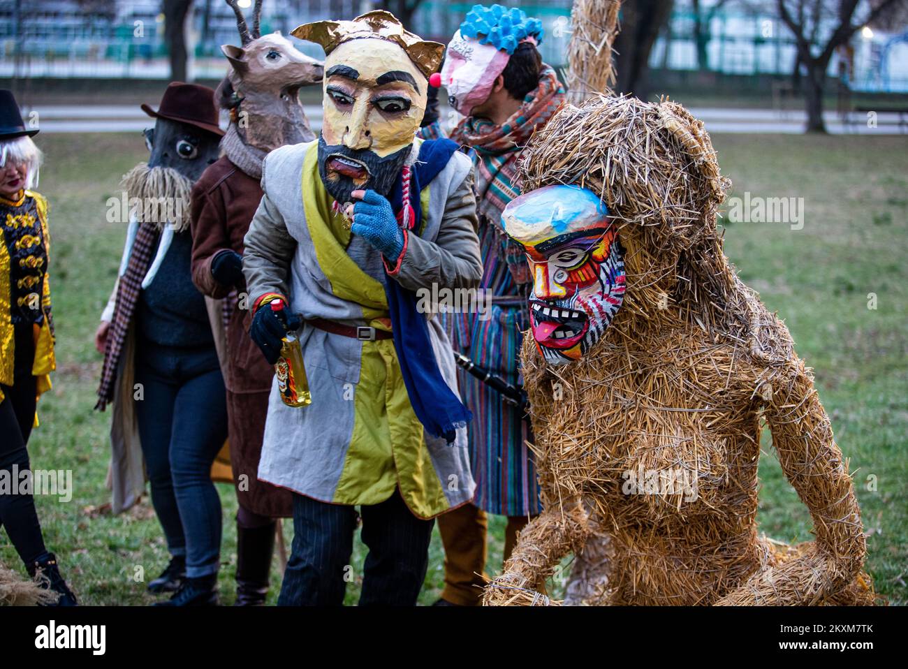 Die Karnevalstruppe konnte die Übergabe der Schlüssel an die Stadt Osijek aufgrund epidemiologischer Maßnahmen nicht organisieren. Sie entschieden sich, Spaß zu haben und ihre Masken auf den Straßen von Osijeks Tvrdja zu zeigen und zündeten eine Strohskulptur in Osijek, Kroatien, am 16 an. Februar 2021. Foto: Davor Javorovic/PIXSELL Stockfoto