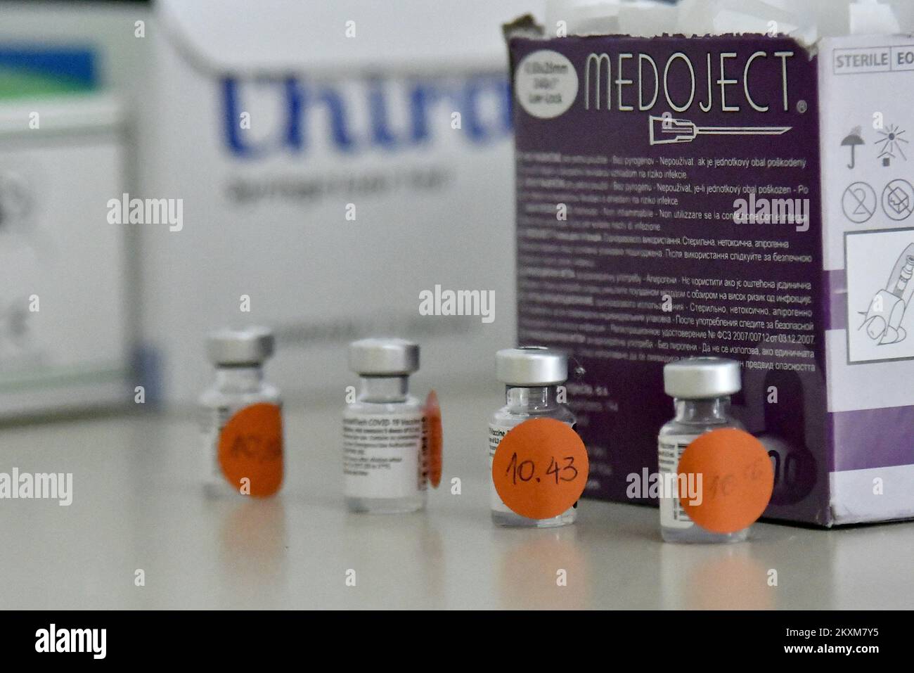 Die Coronavirus-Impfung begann, nachdem Serbien Pfizer / BioNTech-Impfstoffe an Nordmazedonien gespendet hatte. In Skopje, Nordmazedonien am 17. Februar 2021. Foto: Str-1234/HaloPix/PIXSELL Stockfoto