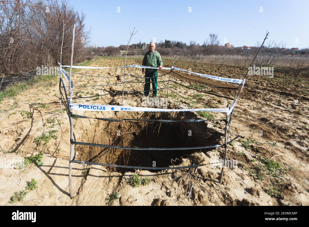 Der pensionierte Polizist Velimir Coso fotografierte am 26. Februar 2021 neben einem Loch, das in seinem Feld im Dorf Islam Grcki bei Benkovac in Zadar County, Kroatien, hergestellt wurde. Foto: Marko Dimic/PIXSELL Stockfoto