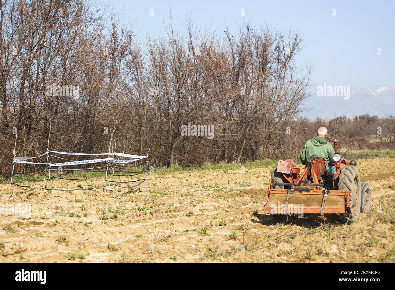 Der pensionierte Polizist Velimir Coso wird am 26. Februar 2021 fotografiert, indem er das Land mit einem Traktor neben einem Loch kultiviert, das er auf seinem Feld im Dorf Islam Grcki bei Benkovac in Zadar County, Kroatien, gebaut hat. Foto: Marko Dimic/PIXSELL Stockfoto