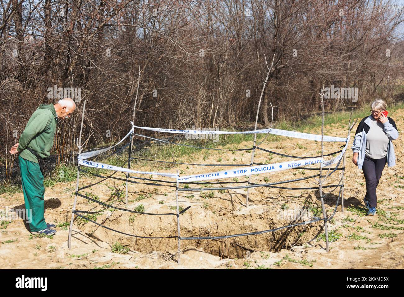 Der pensionierte Polizist Velimir Coso fotografierte am 26. Februar 2021 neben einem Loch, das in seinem Feld im Dorf Islam Grcki bei Benkovac in Zadar County, Kroatien, hergestellt wurde. Foto: Marko Dimic/PIXSELL Stockfoto