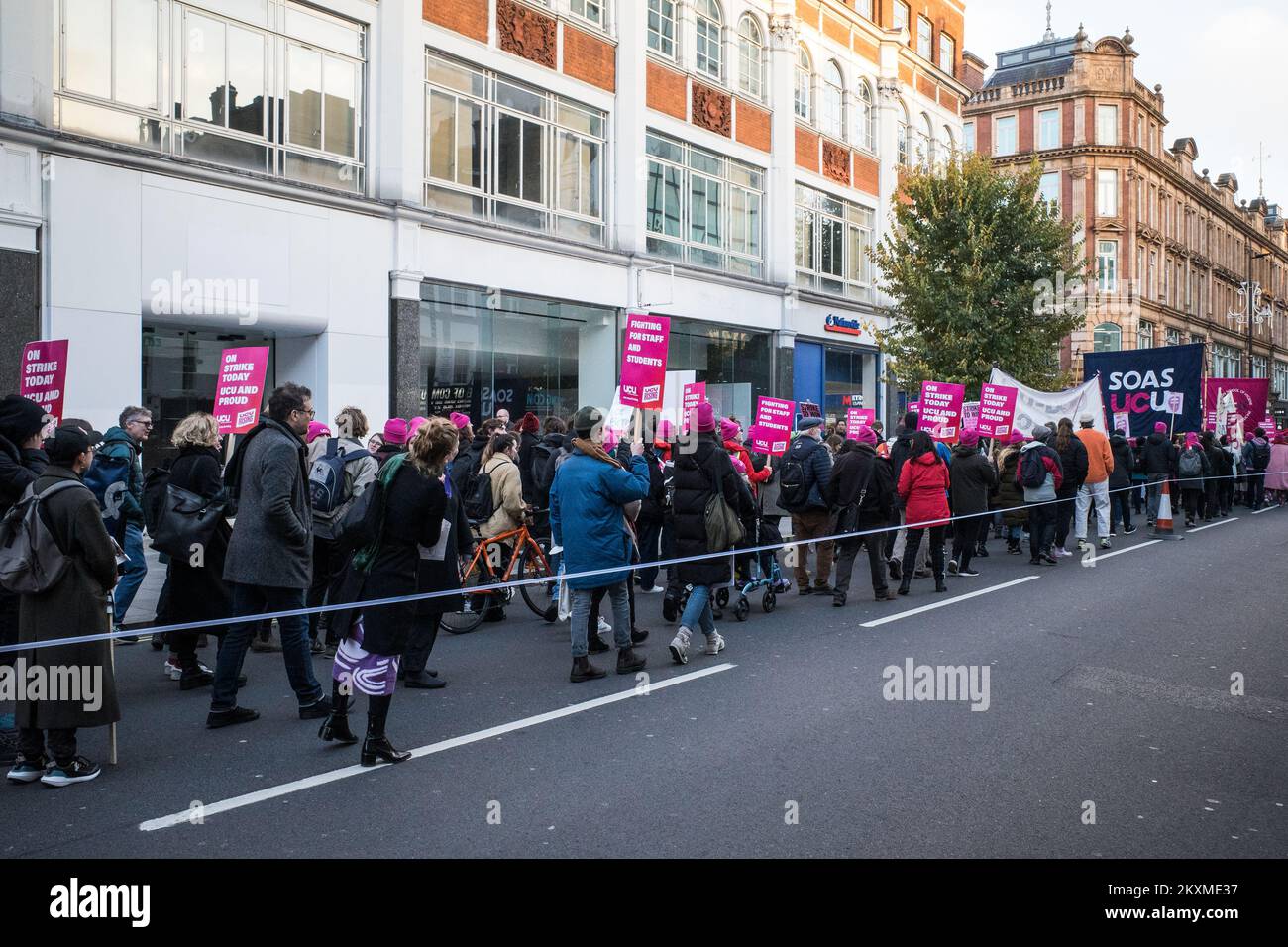 Nationale UCU-Demonstration 30/11/2022. Studenten marschieren die Tottenham Court Road im Zentrum von London entlang, um fairere Bezahlung und Arbeitnehmerrechte für das Personal zu fordern. Stockfoto