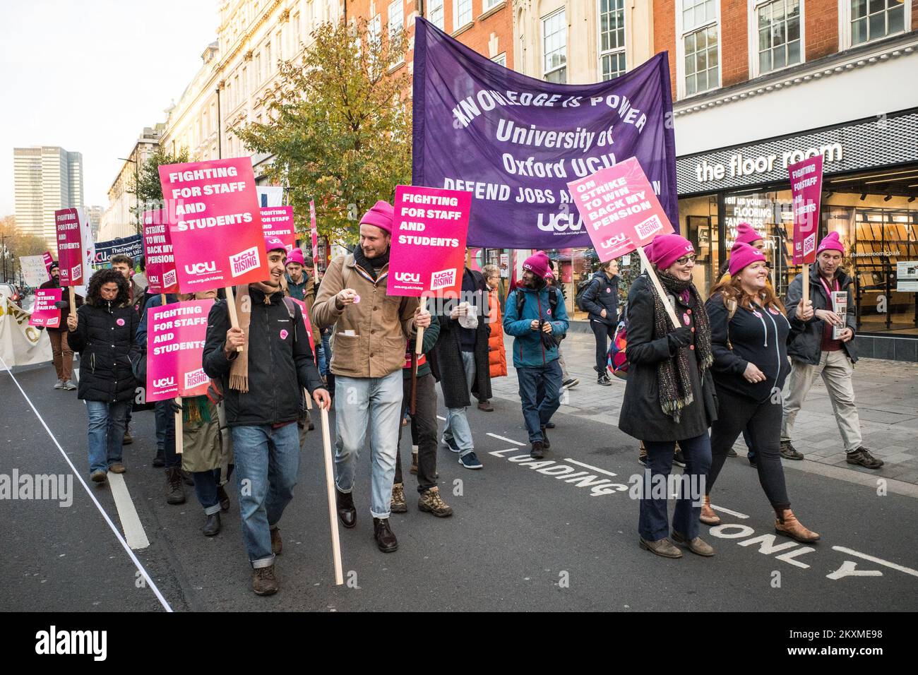 Nationale UCU-Demonstration 30/11/2022. Studenten marschieren die Tottenham Court Road im Zentrum von London entlang, um fairere Bezahlung und Arbeitnehmerrechte für das Personal zu fordern. Stockfoto