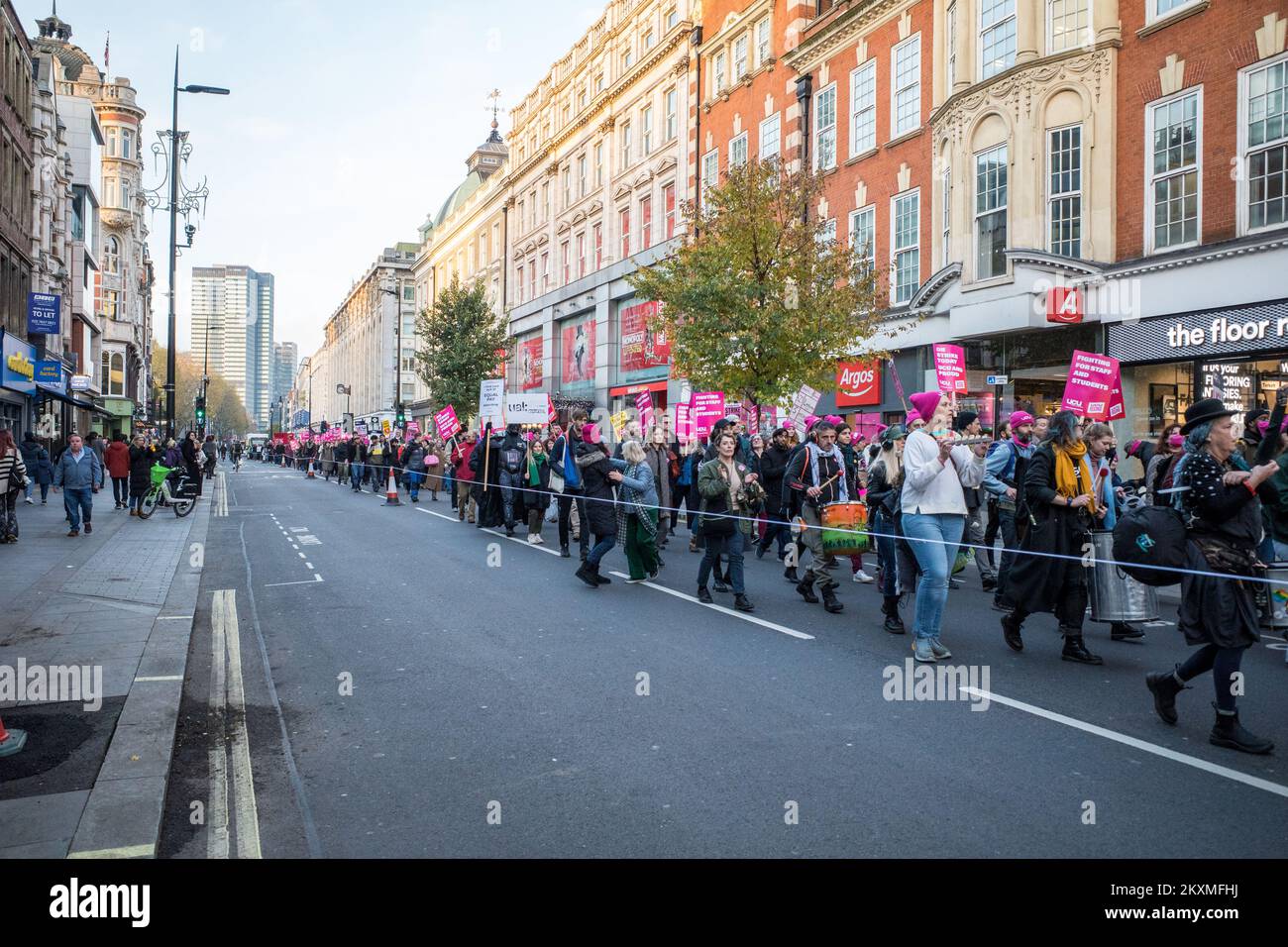 Nationale UCU-Demonstration 30/11/2022. Studenten marschieren die Tottenham Court Road im Zentrum von London entlang, um fairere Bezahlung und Arbeitnehmerrechte für das Personal zu fordern. Stockfoto