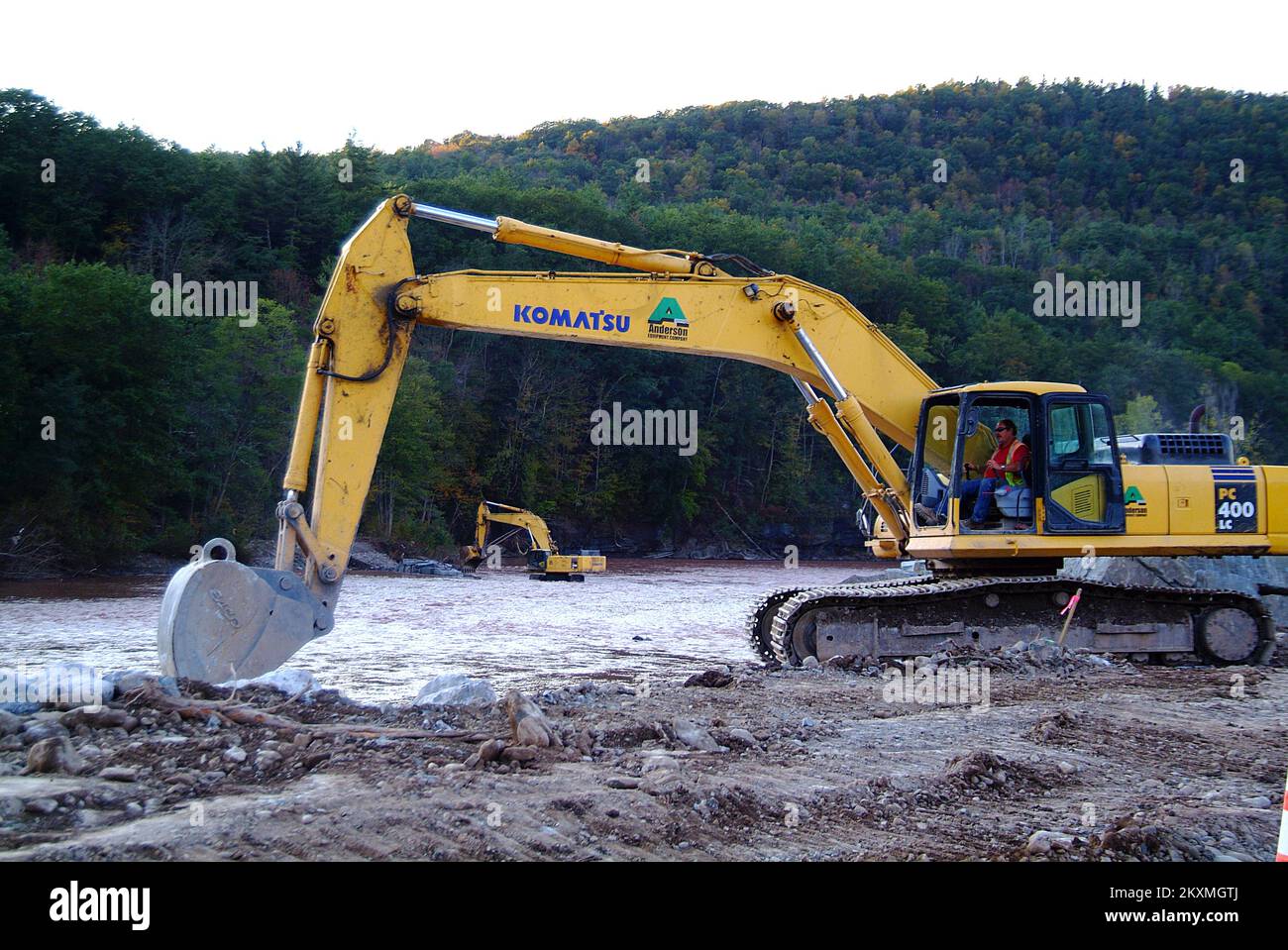 Überschwemmung Hurrikan/Tropischer Sturm - Grand Gorge, N. Y. , 5. Oktober 2011 nach schweren Überschwemmungen, die die Überschwemmungsebene des Mohawk-Flusses veränderten, arbeiten die Crews daran, den Flusskorridor wieder in den ursprünglichen Fluss zu bringen. Die FEMA finanziert im Rahmen der Wiedereinziehungsmaßnahme Notfallschutzmaßnahmen der Kategorie B für öffentliche Unterstützung. Adam DuBrowa/FEMA. Fotos zu Katastrophen- und Notfallmanagementprogrammen, Aktivitäten und Beamten Stockfoto