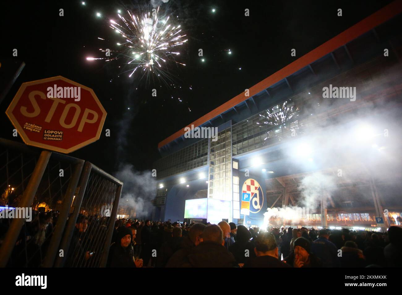 ZAGREB, KROATIEN - MÄRZ 18: Nachdem Dinamo das Viertelfinale der Europäischen Liga erreicht hatte, feierten Dinamo-Fans der Bad Blue Boys vor dem Stadion mit einer großen Fackelprozession am 18. März 2021 in Zagreb, Kroatien. Sportstadien in ganz Europa unterliegen aufgrund der Coronavirus-Pandemie weiterhin strengen Beschränkungen, da staatliche Gesetze zur sozialen Distanzierung Fans in Veranstaltungsorten verbieten, was dazu führt, dass Spiele hinter verschlossenen Türen gespielt werden. (Foto: Matija Habljak/Pixsell) Stockfoto