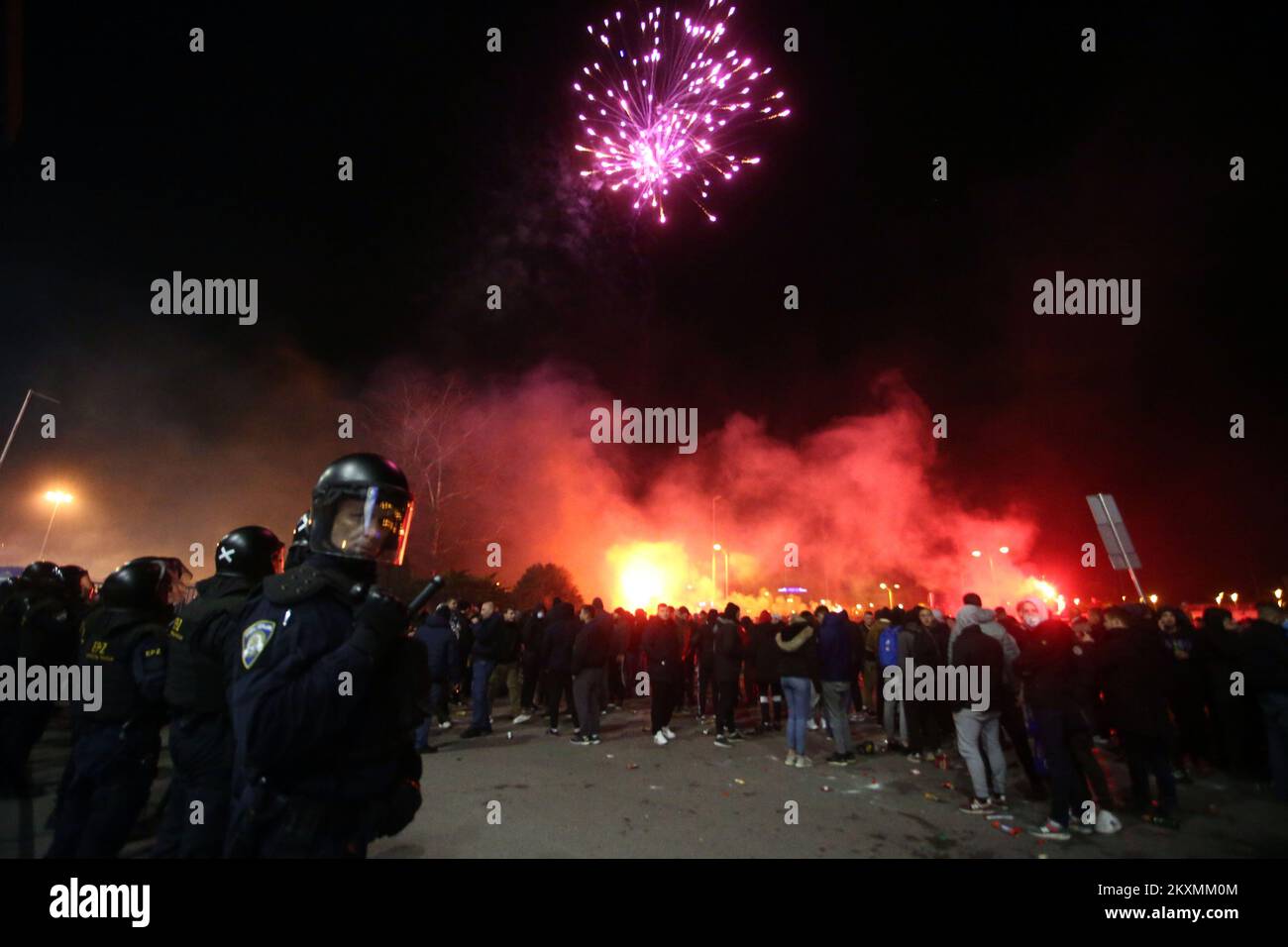 ZAGREB, KROATIEN - MÄRZ 18: Nachdem Dinamo das Viertelfinale der Europäischen Liga erreicht hatte, feierten Dinamo-Fans der Bad Blue Boys vor dem Stadion mit einer großen Fackelprozession am 18. März 2021 in Zagreb, Kroatien. Sportstadien in ganz Europa unterliegen aufgrund der Coronavirus-Pandemie weiterhin strengen Beschränkungen, da staatliche Gesetze zur sozialen Distanzierung Fans in Veranstaltungsorten verbieten, was dazu führt, dass Spiele hinter verschlossenen Türen gespielt werden. (Foto: Matija Habljak/Pixsell) Stockfoto