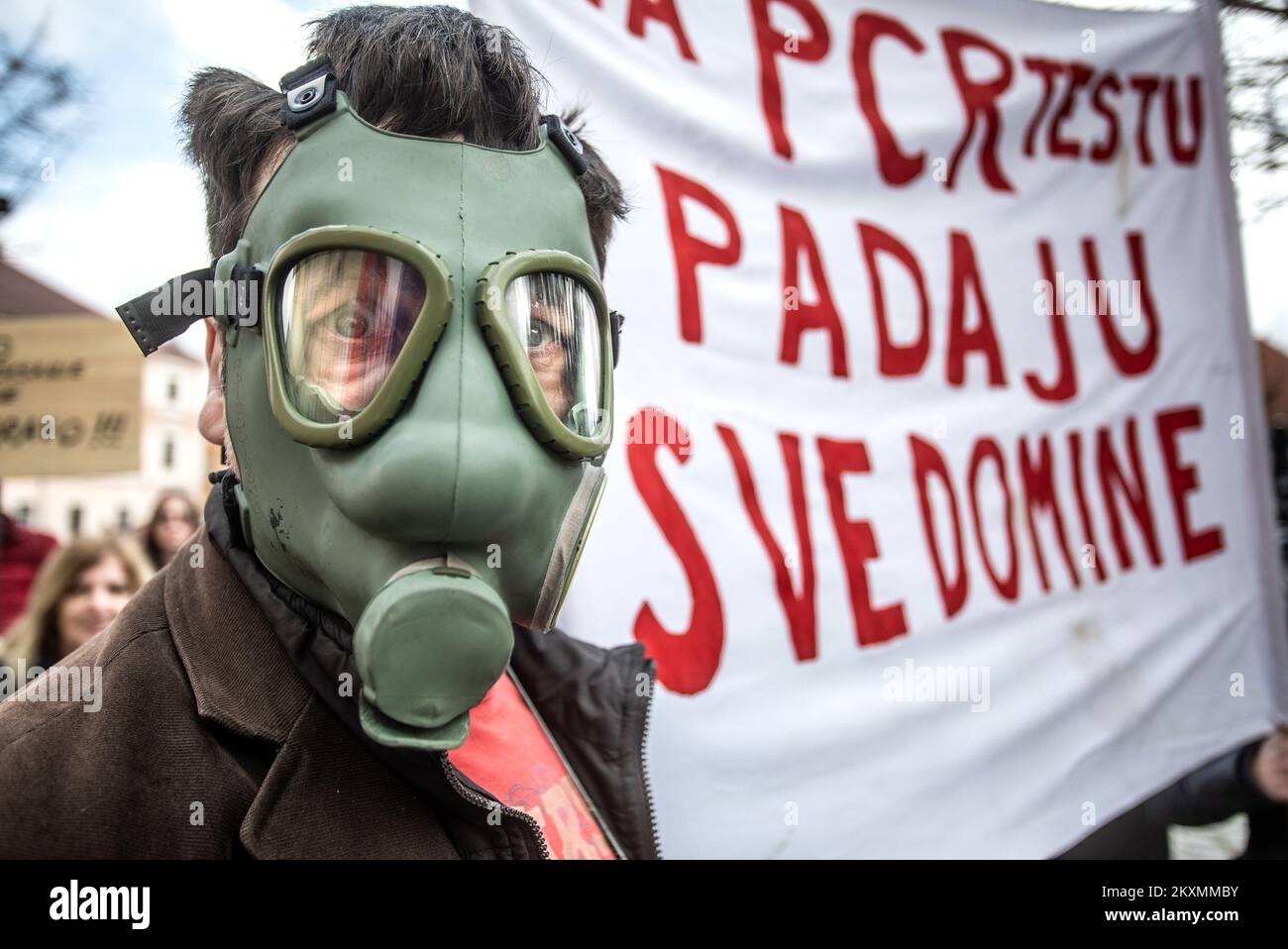 Demonstranten halten Plakat während der weltweiten Protestkampagne „World Wide Rally for Freedom“, um COVID-19-bedingte Beschränkungen und Pläne zur Einführung von Impfungen am 20. März 2021 in Osijek (Kroatien) anzuprangern. Foto: Davor Javorovic/PIXSELL Stockfoto