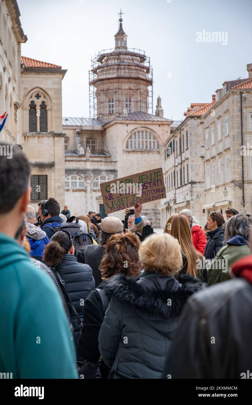 Während der weltweiten Protestkampagne „World Wide Rally for Freedom“ in Dubrovnik, Kroatien, am 20. März 2021 laufen Demonstranten herum und halten Plakate hoch, um COVID-19-bedingte Beschränkungen und Pläne zur Einführung von Impfungen anzuprangern. Foto: Grgo Jelavic/PIXSELL Stockfoto