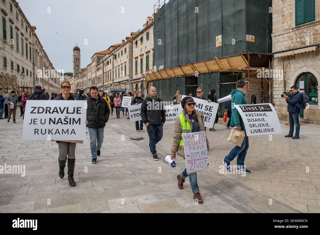 Während der weltweiten Protestkampagne „World Wide Rally for Freedom“ in Dubrovnik, Kroatien, am 20. März 2021 laufen Demonstranten herum und halten Plakate hoch, um COVID-19-bedingte Beschränkungen und Pläne zur Einführung von Impfungen anzuprangern. Foto: Grgo Jelavic/PIXSELL Stockfoto