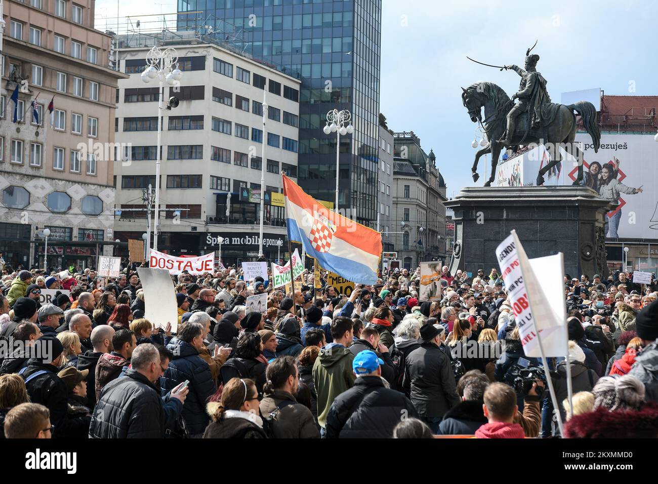 Während der weltweiten Protestkampagne „World Wide Rally for Freedom“, in der am 20. März 2021 in Zagreb, Kroatien, COVID-19-bedingte Beschränkungen und Pläne zur Einführung von Impfungen angeprangert werden, gehen Demonstranten herum und halten Plakate hoch. Foto: Zoe Sarlija/PIXSELL Stockfoto