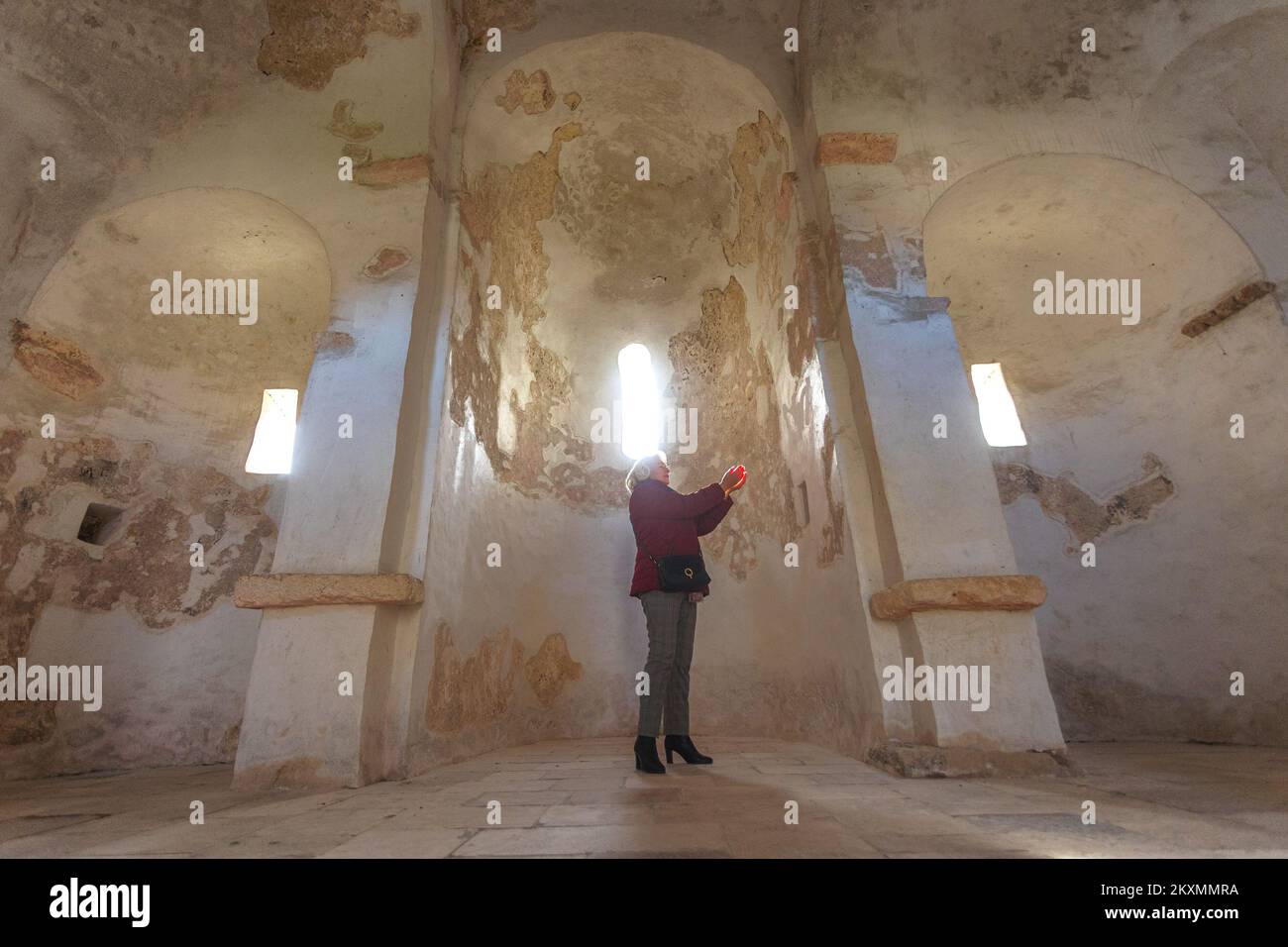 Die Bilder zeigen den Fuß des Denkmals für St. Gregory von Nin mit