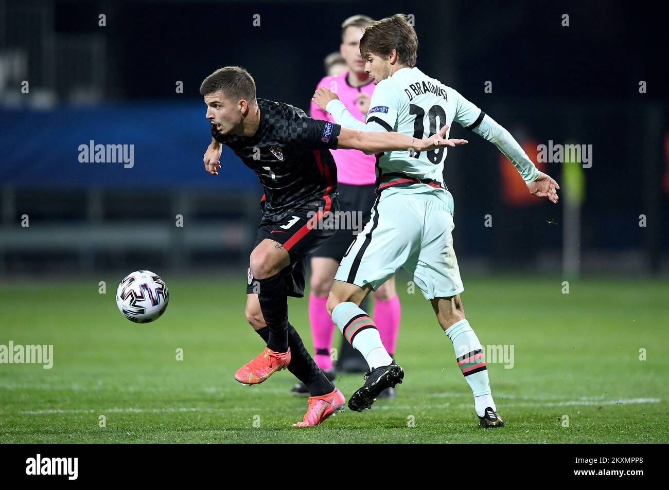 Hrvoje Babec aus Kroatien und Daniel Braganca aus Portugal treten am 21 25. März 2021 im Stadion Bonifika in Koper, Slowenien, beim 2021. UEFA-Europameisterschaftsspiel der Gruppe D zwischen Portugal und Kroatien um einen Ball an. Foto: Marko Lukunic/PIXSELL Stockfoto