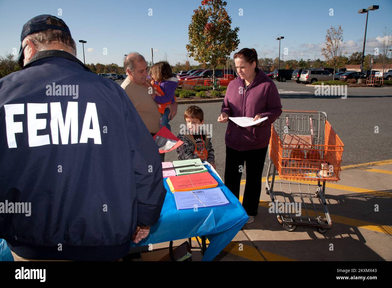 Flutkatastrophe Hurricane/Tropical Storm - Flemington, N. J. , 22. Oktober 2011 James Cassidy, seine Frau und ihre Kinder schauen sich am Community Safety Day im Home Depot Informationen zur Risikominderung an. Die FEMA versucht, sich mit Anwohnern vor Ort zu treffen, um einen persönlichen Informationsaustausch zu ermöglichen und so Katastrophenschäden zu minimieren. Hurrikan Irene Aus New Jersey. Fotos zu Katastrophen- und Notfallmanagementprogrammen, Aktivitäten und Beamten Stockfoto