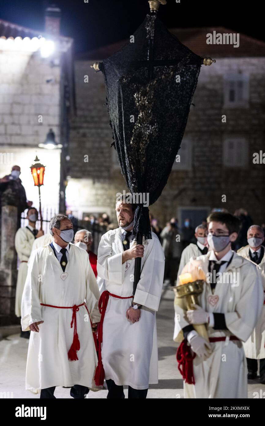 Im Rahmen besonderer epidemiologischer Maßnahmen findet die traditionelle Nachtwache „Za krizen“ (für das Kreuz) statt. Die Prozession wird seit mehreren Jahrhunderten an jedem Maundy-Donnerstag organisiert, beginnend bei den sechs Pfarrkirchen im mittleren Teil der Insel. Za kriÅ¾en ist ein nightÂ processionÂ, der jeden Maundy-Donnerstag auf der theÂ-Insel Hvar, Kroatien, stattfindet. Die Veranstaltung hat eine jahrhundertealte Tradition und ist Teil der UNESCO-Liste des immateriellen Kulturerbes. Am 1. April 2021 in Hvar, Kroatien. Foto: Miroslav Lelas/PIXSELL Stockfoto