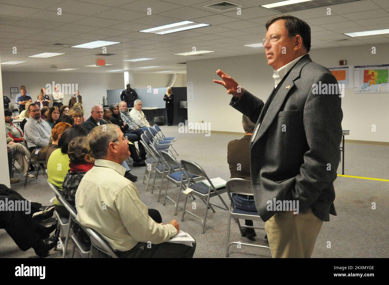 Hurrikan/Tropical Storm - Windsor, Verb , 27. Oktober 2011 William (Bill) Carwile, FEMA Associate Administrator for Response and Recovery spricht mit Mitgliedern des Connecticut Joint Field Office bei einem Treffen mit allen Mitarbeitern. Der Tropische Sturm Irene In Connecticut. Fotos zu Katastrophen- und Notfallmanagementprogrammen, Aktivitäten und Beamten Stockfoto