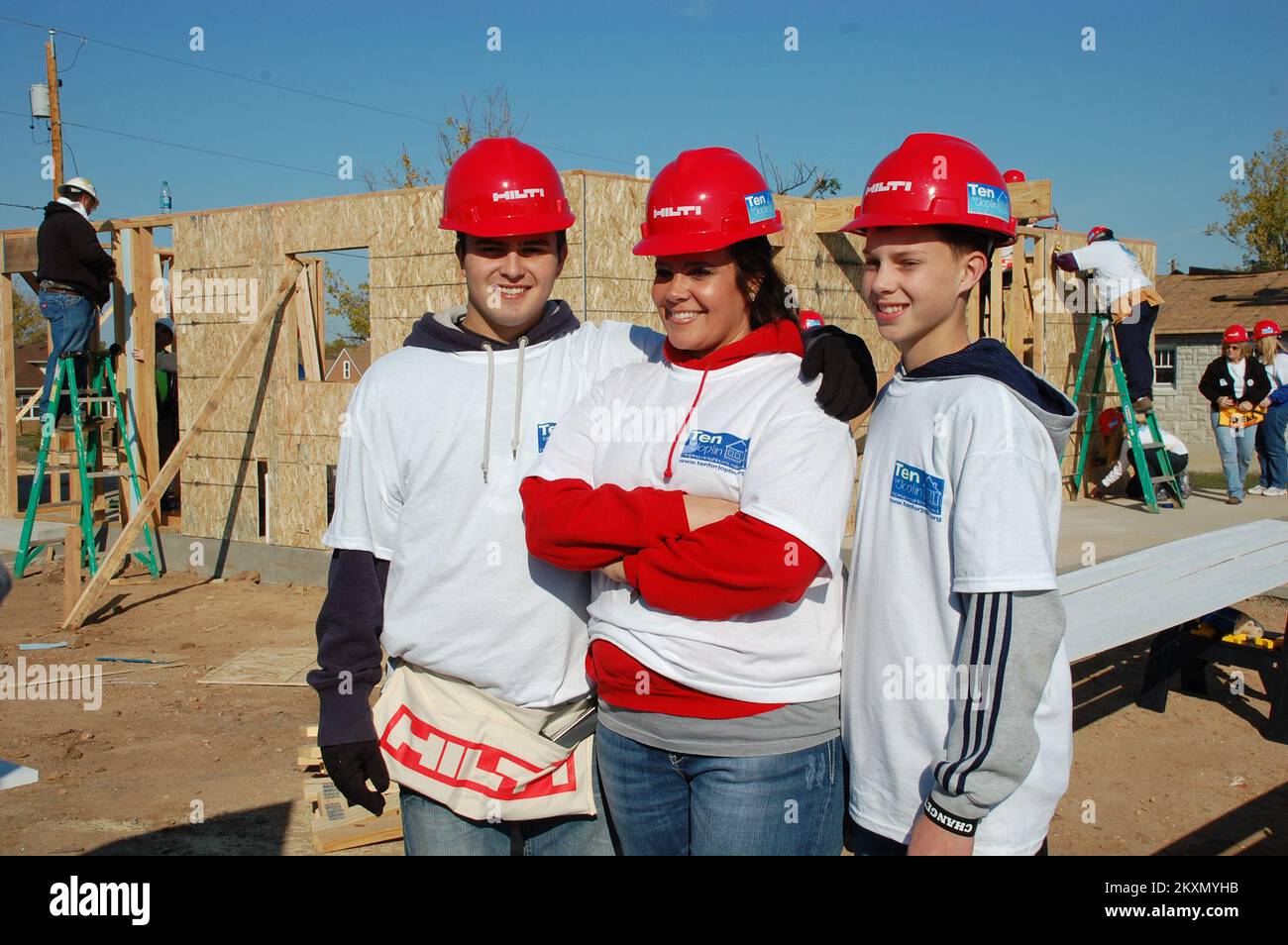 Tornado - Joplin, Mo. , 29. Oktober 2011 Tyler Walker (l), zusammen mit seiner Mutter Michelle Hale und seinem Bruder Trevor Walker, posieren vor ihrem neuen Zuhause, das von Habitat for Humanity Volunteers gebaut wird. Die Familie lebt seit Juni nach dem Tornado vom Mai 22 in einer provisorischen Wohneinheit der FEMA. Missouri: Schwere Stürme, Tornados Und Überschwemmungen. Fotos zu Katastrophen- und Notfallmanagementprogrammen, Aktivitäten und Beamten Stockfoto