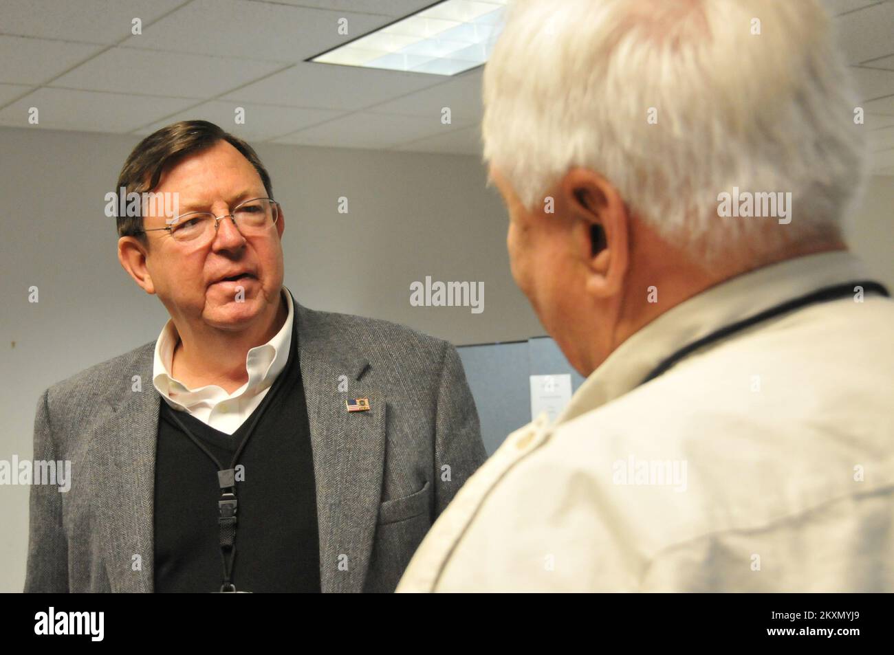 Hurrikan/Tropical Storm - Windsor, Verb , 27. Oktober 2011 William (Bill) Carwile, FEMA Associate Administrator for Response and Recovery spricht nach einem Gespräch mit einem Mitarbeiter des Connecticut Joint Field Office. Der Tropische Sturm Irene In Connecticut. Fotos zu Katastrophen- und Notfallmanagementprogrammen, Aktivitäten und Beamten Stockfoto