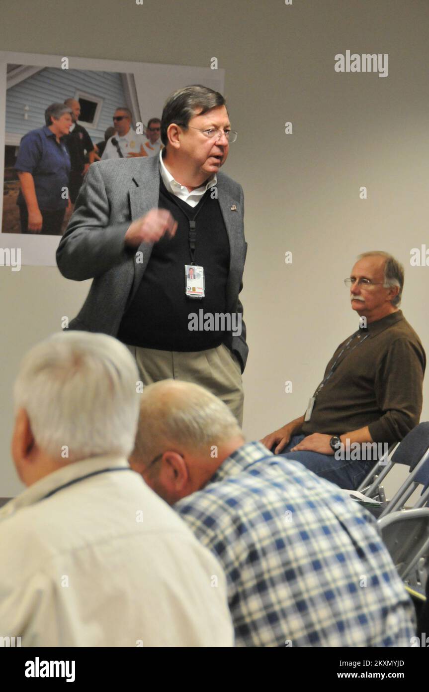 Hurrikan/Tropical Storm - Windsor, Verb , 27. Oktober 2011 William (Bill) Carwile, FEMA Associate Administrator for Response and Recovery spricht mit Mitgliedern des Connecticut Joint Field Office während eines persönlichen Treffens. Der Tropische Sturm Irene In Connecticut. Fotos zu Katastrophen- und Notfallmanagementprogrammen, Aktivitäten und Beamten Stockfoto