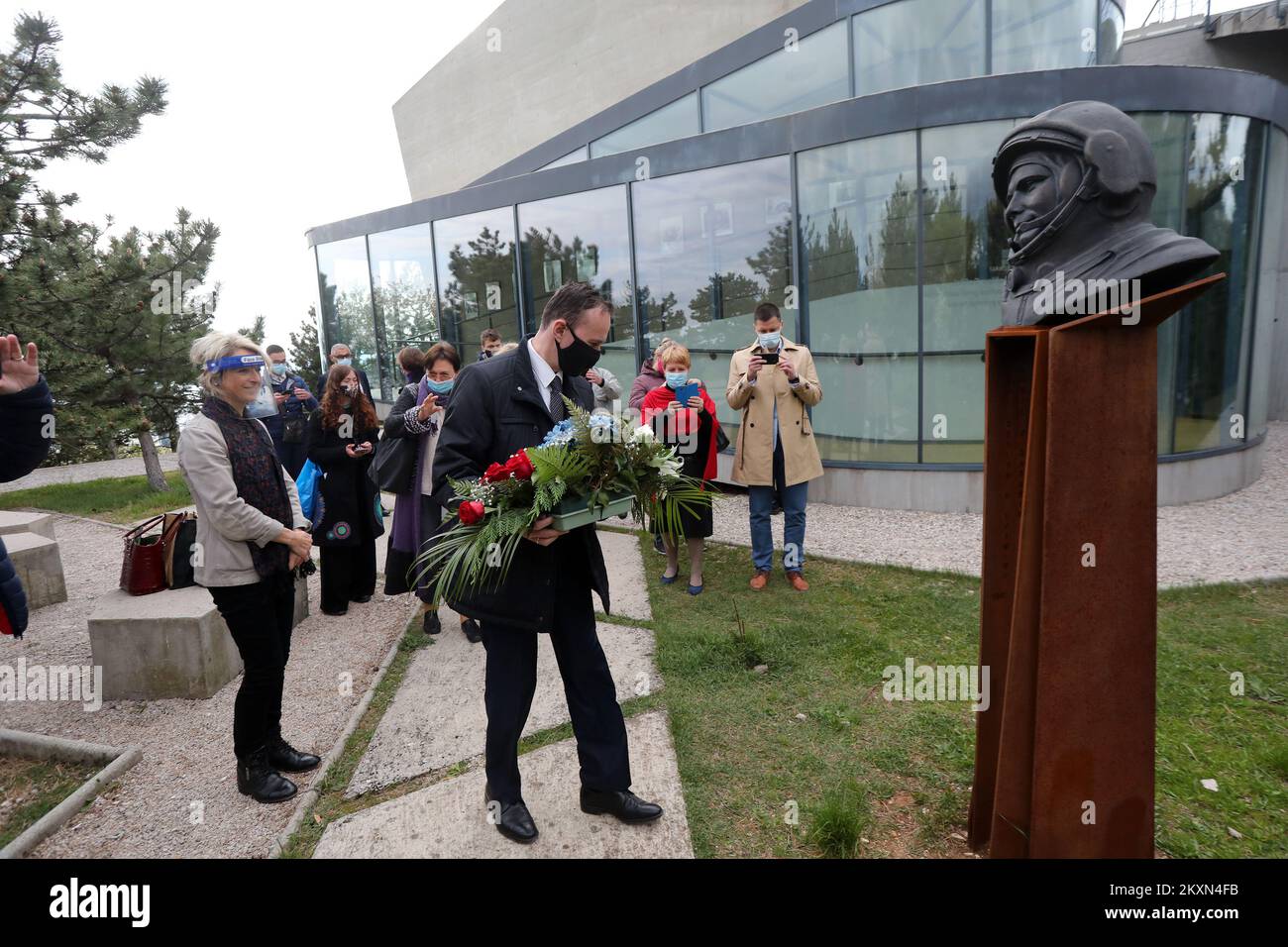Der russische Kosmonaut Sergej Ryazansky legte am 18. April 2021 in Rijeka, Kroatien, Blumen am Denkmal für Juri Gagarin. Foto: Goran Kovacic/PIXSELL Stockfoto