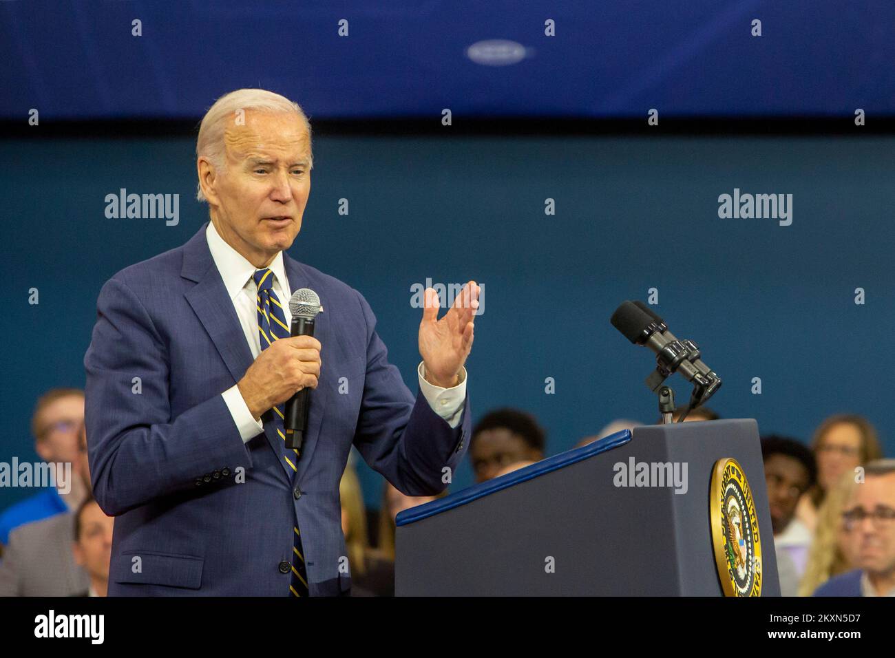 Bay City, Michigan, USA. 29.. November 2022. Präsident Joe Biden besuchte die neue Mikroprozessoranlage SK Siltron, die im September eröffnet wurde. Er sprach über die Bemühungen seiner Regierung, gut bezahlte Arbeitsplätze in der Fertigung zu schaffen. Die Chips von SK Siltron sind speziell für den Einsatz in Elektrofahrzeugen vorgesehen. Kredit: Jim West/Alamy Live News Stockfoto