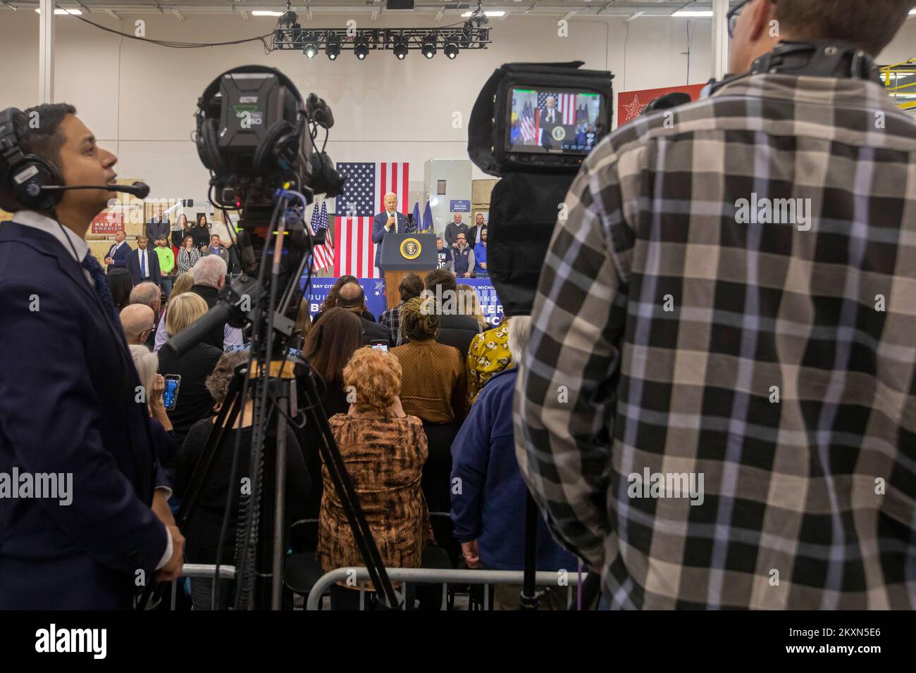 Bay City, Michigan, USA. 29.. November 2022. Präsident Joe Biden besuchte die neue Mikroprozessoranlage SK Siltron, die im September eröffnet wurde. Er sprach über die Bemühungen seiner Regierung, gut bezahlte Arbeitsplätze in der Fertigung zu schaffen. Die Chips von SK Siltron sind speziell für den Einsatz in Elektrofahrzeugen vorgesehen. Kredit: Jim West/Alamy Live News Stockfoto