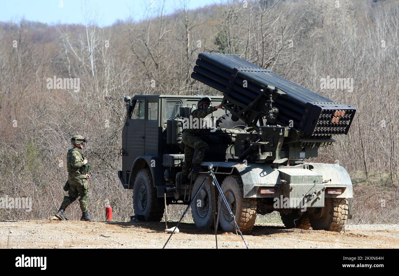 Kroatische Soldaten bereiten am 21. April 2021 Panzerfahrzeuge während einer Militärübung auf dem Militärstützpunkt „Eugen Kvaternik“ in Slunj (Kroatien) vor. Die militärische Übung wird im Rahmen der "kroatischen Mauer 1991-2021" durchgeführt, einer Reihe von militärischen Übungen anlässlich des 30.. Jahrestages der kroatischen Armee. Die Stärke des kroatischen Kontingents für die Teilnahme an Aktivitäten der verstärkten Vorwärtspräsenz der NATO in der Republik Polen im Jahr 8. wird derzeit auf dem Ausbildungsgelände in Slunj bewertet. Foto: Kristina Stedul Fabac/PIXSELL Stockfoto