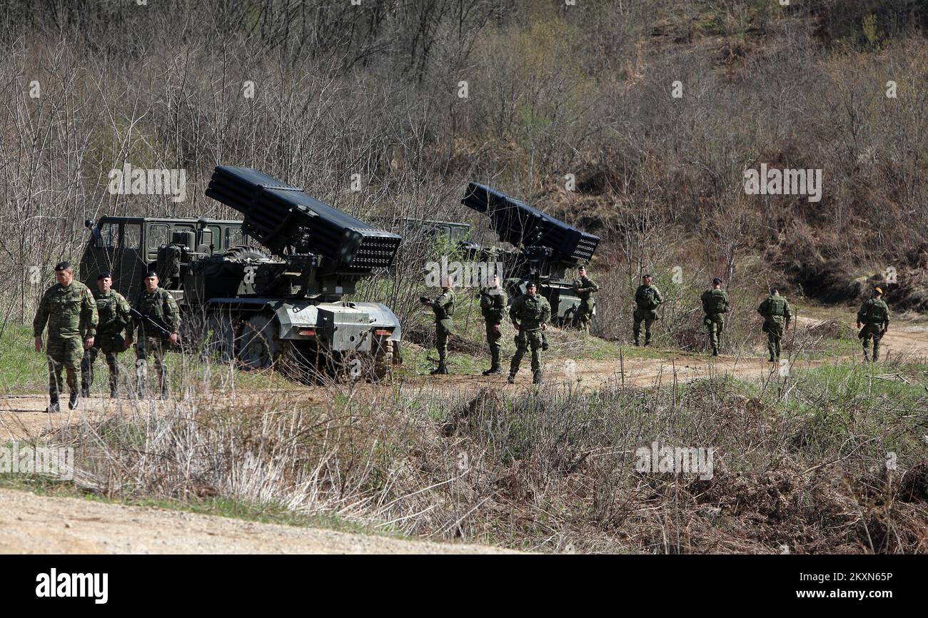 Kroatische Soldaten bereiten am 21. April 2021 Panzerfahrzeuge während einer Militärübung auf dem Militärstützpunkt „Eugen Kvaternik“ in Slunj (Kroatien) vor. Die militärische Übung wird im Rahmen der "kroatischen Mauer 1991-2021" durchgeführt, einer Reihe von militärischen Übungen anlässlich des 30.. Jahrestages der kroatischen Armee. Die Stärke des kroatischen Kontingents für die Teilnahme an Aktivitäten der verstärkten Vorwärtspräsenz der NATO in der Republik Polen im Jahr 8. wird derzeit auf dem Ausbildungsgelände in Slunj bewertet. Foto: Kristina Stedul Fabac/PIXSELL Stockfoto