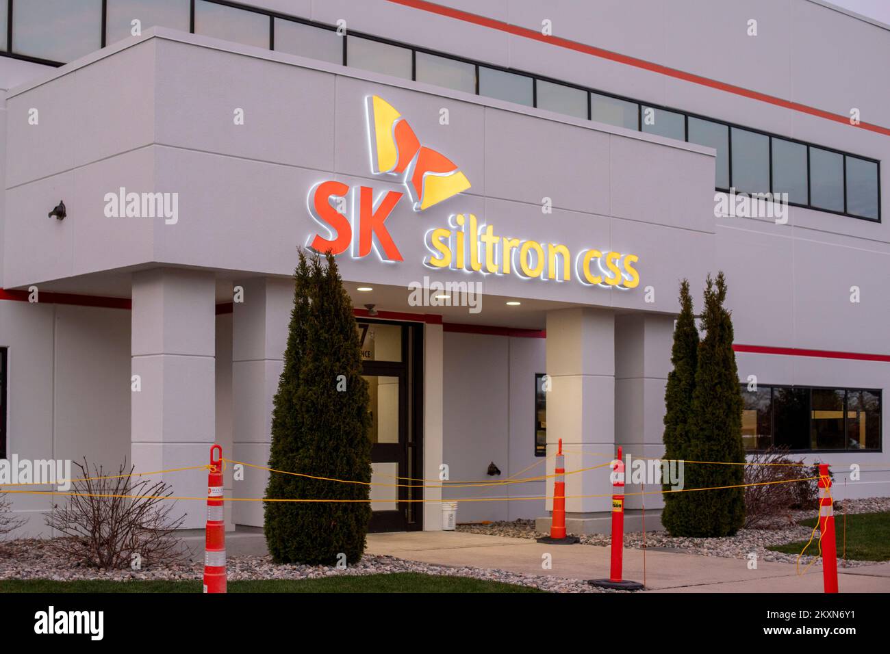 Bay City, Michigan, USA. 29.. November 2022. Das neue Mikroprozessorwerk SK Siltron, das im September eröffnet wurde. Das Unternehmen ist eine Tochtergesellschaft des koreanischen SK Siltron. Sie stellt Siliziumkarbid-Wafer her, die in Halbleiterchips für Elektrofahrzeuge verwendet werden. Kredit: Jim West/Alamy Live News Stockfoto