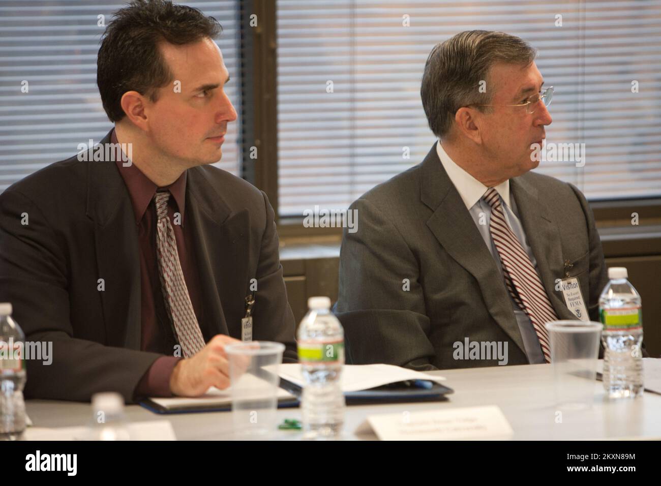 Überschwemmung Hurrikan/Tropical Storm - Neptun, N. J. , 16. November 2011 Dean Volpe, Captain der Polizei, Monmouth University (links) und Paul G. Gaffney II, President der Monmouth University (rechts), hören Sie sich eine Präsentation des FEMA Federal Coordinating Officer FCO William Vogel an, während einer Tour für Partner aus dem privaten Sektor im Joint Field Office (JFO) der FEMA in Neptune. Unter der Leitung von Susan Langhoff, FEMA Assistant External Affairs Officer für den Privatsektor, besuchten Führungskräfte und Mitglieder des New Jersey Privatsektors den FEMA JFO in Neptune. Hurrikan Irene Aus New Jersey. Fotografien von Katastrophen und EME Stockfoto