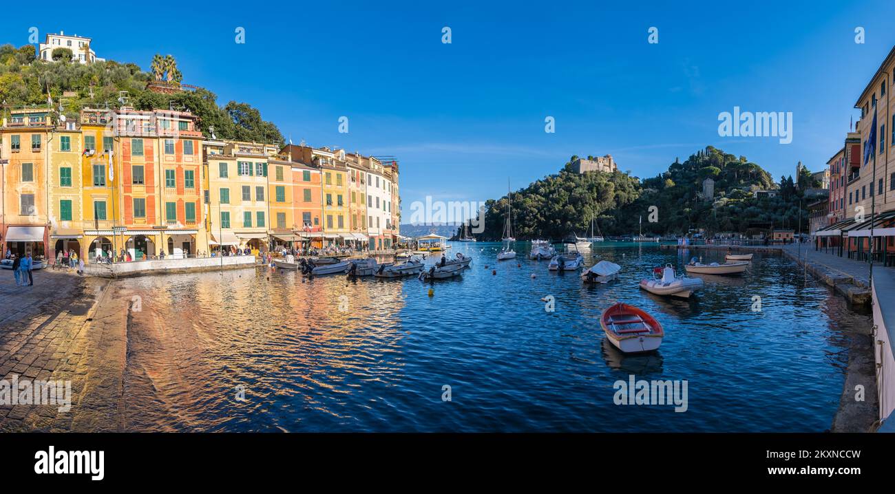 Wunderschöne Bucht mit bunten Häusern - Portofino Luxusreiseziel. Dorf, Yachten und Boote in der kleinen Marina. Ligurien, Italien, Ein Urlaubsort Stockfoto
