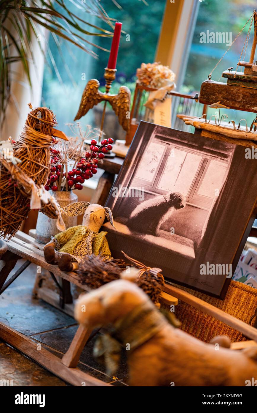 Kunstwerke und dekorative Objekte in einem Landhaus in England Stockfoto