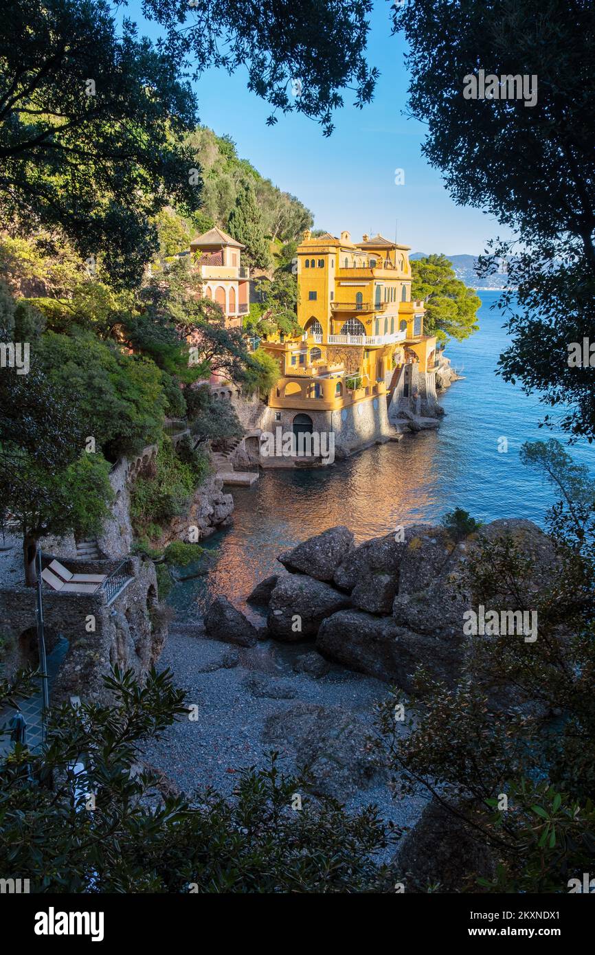 Wunderschöne Bucht mit bunten Häusern - Portofino Luxusreiseziel. Dorf, Yachten und Boote in der kleinen Marina. Ligurien, Italien, Ein Urlaubsort Stockfoto